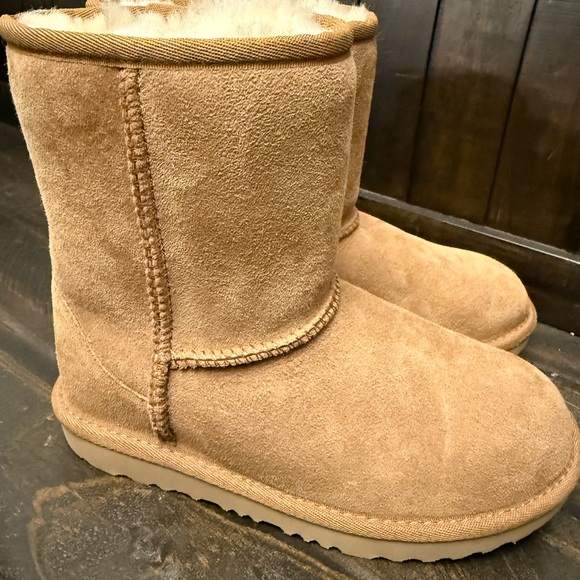 Girls Ugg Boots Size 2 Youth - Picture 12 of 16
